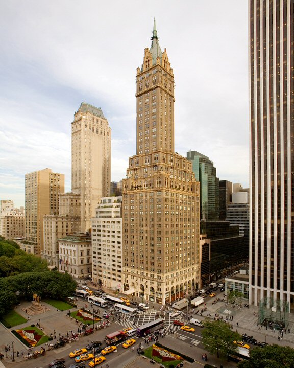 聯邦調查局（FBI）人員到郭文貴位於紐約第五大道雪麗荷蘭酒店（Sherry-Netherland Hotel）18樓的寓所搜證時，該樓層突然發生火警。（FB 圖)