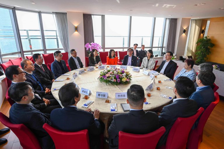 行政長官李家超在北京與中國香港（地區）商會代表茶聚。（李家超fb）
