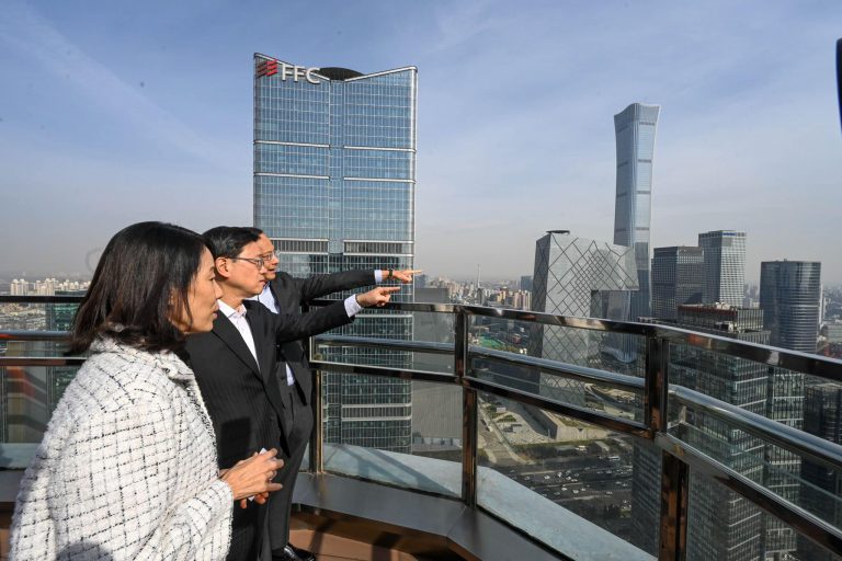 行政長官李家超在北京與中國香港（地區）商會代表茶聚。（李家超fb）