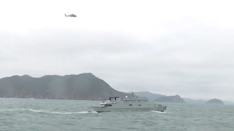 直升機引導艦艇編隊對船隻進行攔截。