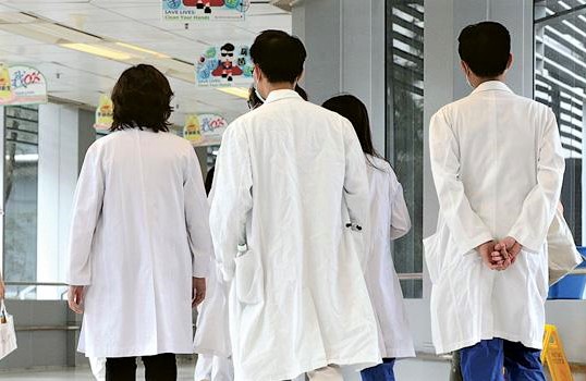 醫管局的招聘廣告，指出獲聘回港工作的醫生，年薪介乎89萬至180萬港元。