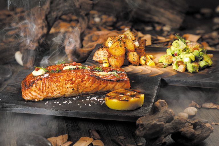 雪松木板烤三文魚 $198：豐腴的三文魚不用煎的方法烹飪，改在雪松木上烘烤，保留魚肉嫩滑感，並帶煙燻香氣，又多一個層次。
