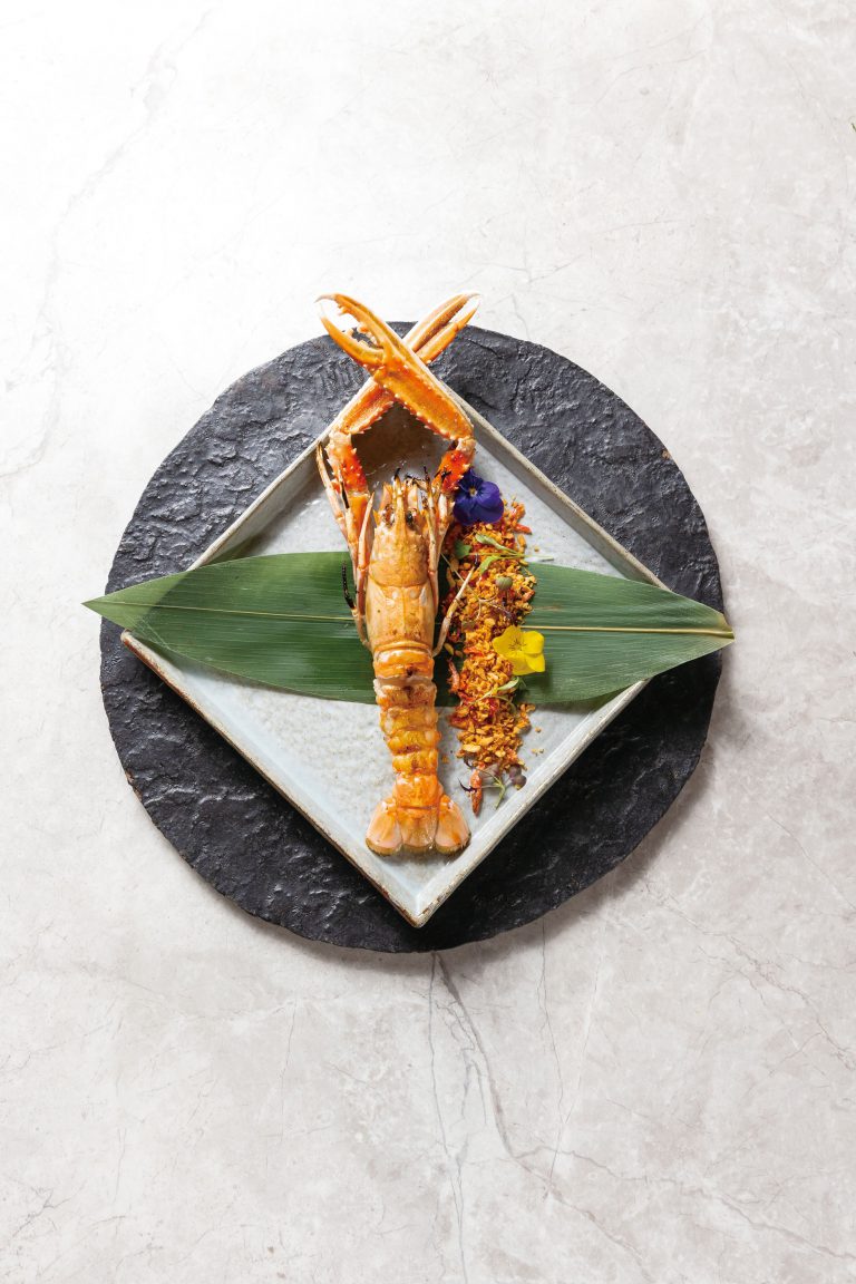 前菜：海螯蝦
北歐挪威海螯蝦以亞洲手法烹調，伴上泰式香料，經過日本備長炭燒香，令蝦肉更鮮味。