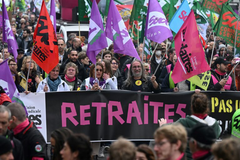 多個工會在周四（23日）發動第9輪全國大罷工示威，不滿法國政府強行通過上調退休年齡從62歲至64歲的法案。（Twitter）
