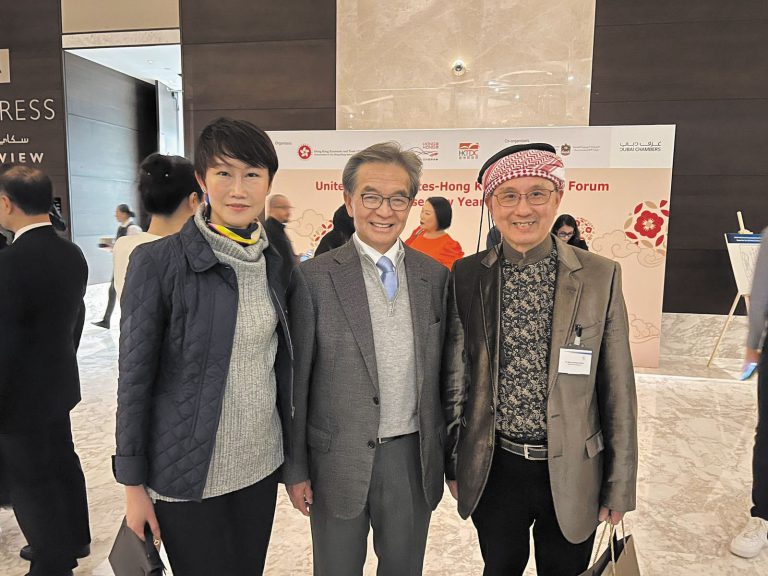 機管局主席蘇澤光(中）與沈運龍（右）於2月8日的杜拜商貿論壇後互相交流。

