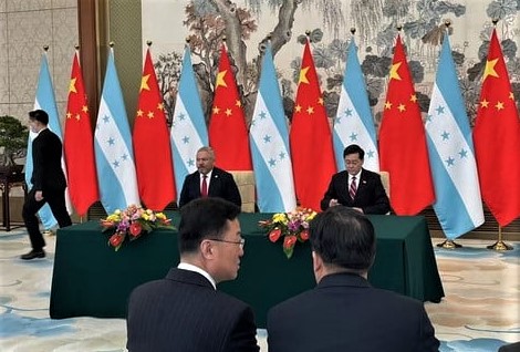 秦剛（後排右）在北京與洪都拉斯外交部長雷納簽署《中華人民共和國和洪都拉斯共和國關於建立外交關係的聯合公報》。