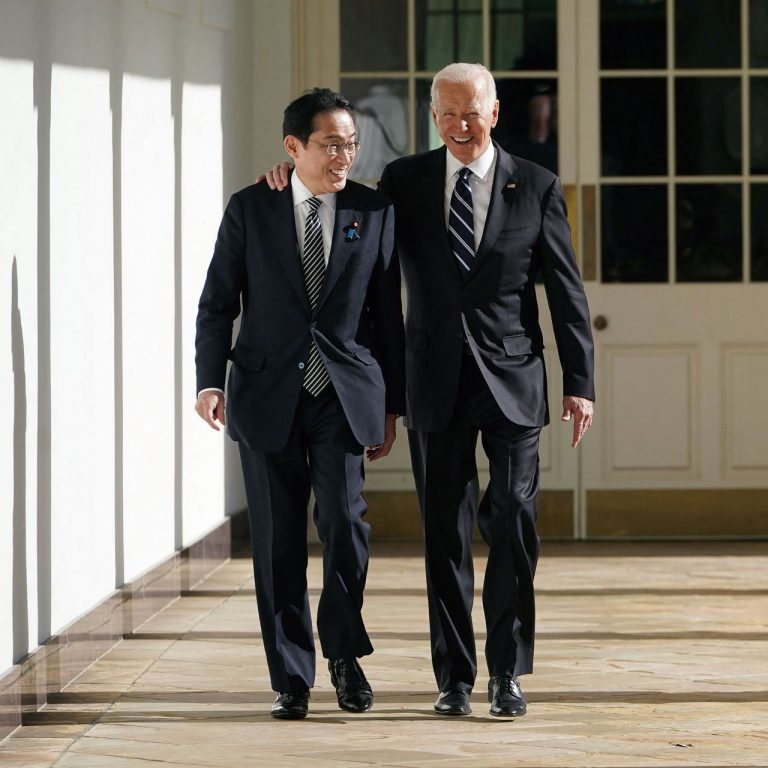 日本政策一面倒緊隨美國，圖為日相岸田文雄（左）與美國總統拜登。