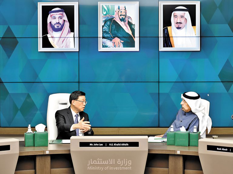 李家超與沙特阿拉伯投資大臣Khalid Al-Falih（右）會面。