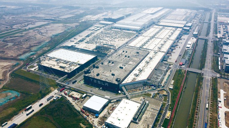 上海主政期間，李強一手引入特斯拉超級工廠項目，在不足一年時間內開始生產，被認為是上海速度、世界奇跡。