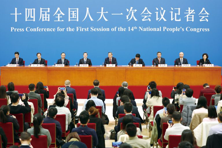 李強以新一屆國務院總理身份，率領一眾班子成員會見中外傳媒。