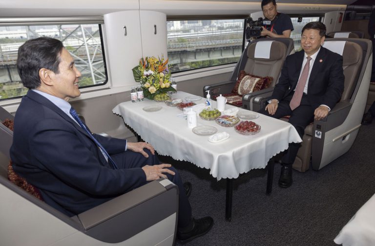 3月31日下午，中共中央台辦、國務院台辦主任宋濤（右）與馬英九（左）同乘高鐵從武漢赴長沙。