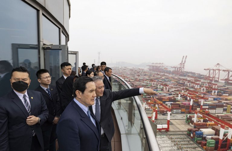4月5日，馬英九先生一行參訪上海洋山港區。