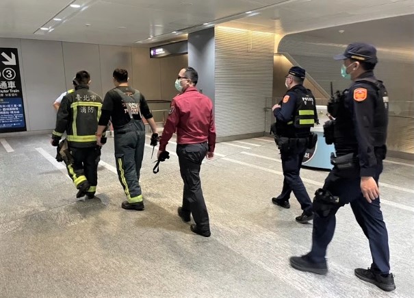 台灣警方派出大批警員在機場捷運各站搜查可疑物品。（台灣警方圖片）