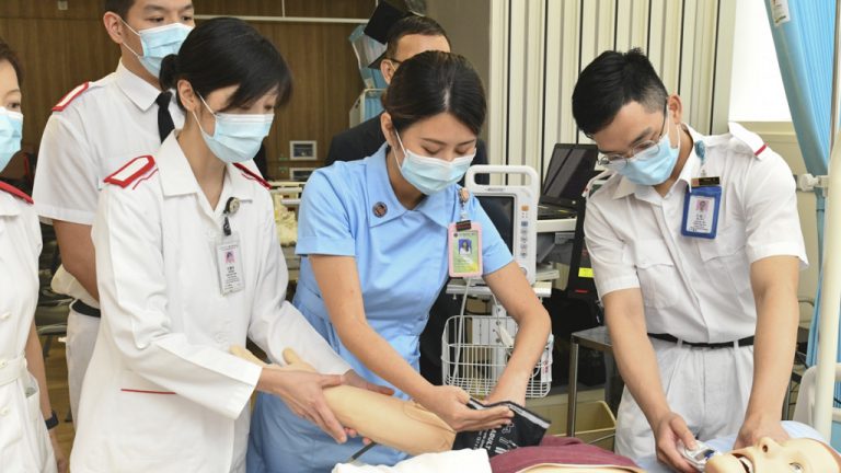 護士學生在模擬病房進行教學。