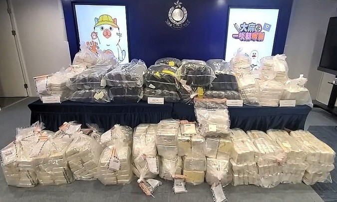 警方在行動中檢獲約592公斤懷疑可卡因，及約91公斤懷疑大麻花，估計黑市價超過6.5億元。
