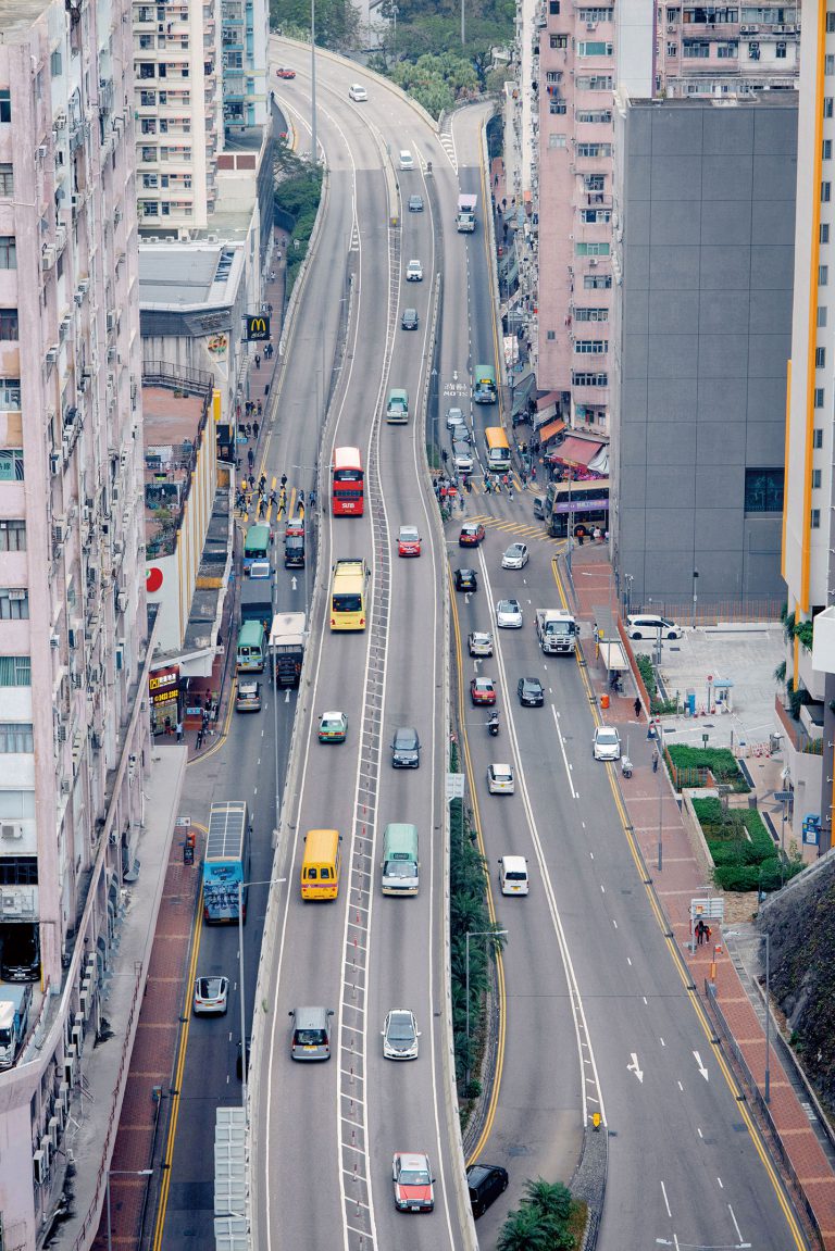香港駕駛和內地駕駛的情況有 別，「港車北上」的香港司機需要慢慢適應，小心駕駛。