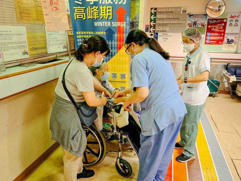 本港每名護士需要照顧10名以上病人，遠高於國際標準比例1:6。
