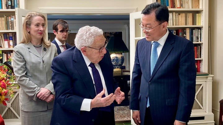 謝鋒（右）與基辛格握手，表達中國對基辛格100歲壽辰的祝賀。（中國駐美大使館圖片）