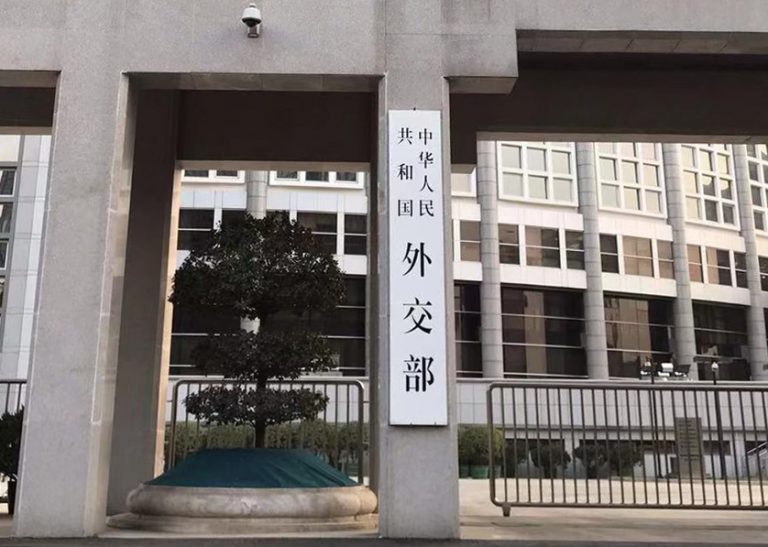 日本共同社引述知情人士指，中國外交部要求所有駐北京的外國大使館和國際組織，勿用建築物外牆作政治宣傳。