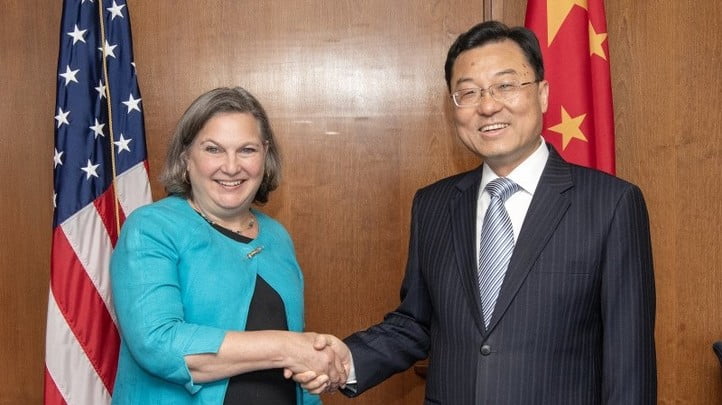 新任中國駐美大使謝鋒（右）與美國副國務卿紐蘭（左）會晤。 
