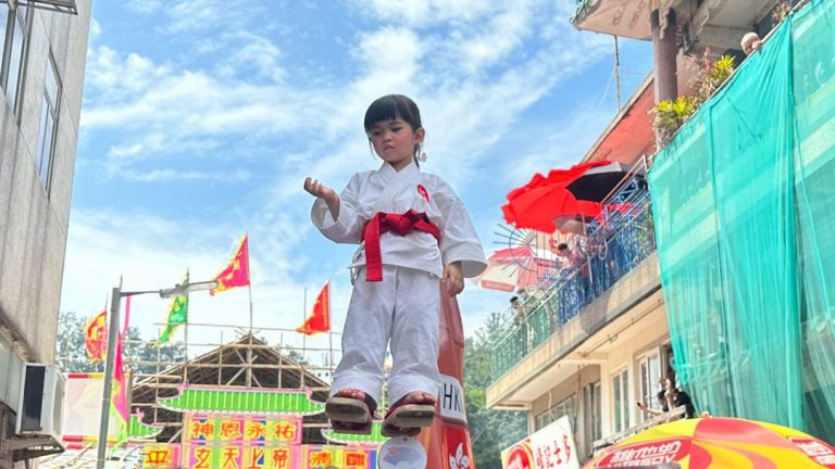 長洲舉行太平清醮活動，是疫情三年以來，首次復辦飄色巡遊。