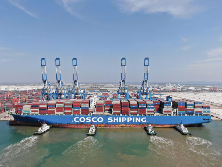 中遠海運喜馬拉雅輪順利靠泊廣西欽州保稅港區自動化集裝箱碼頭。