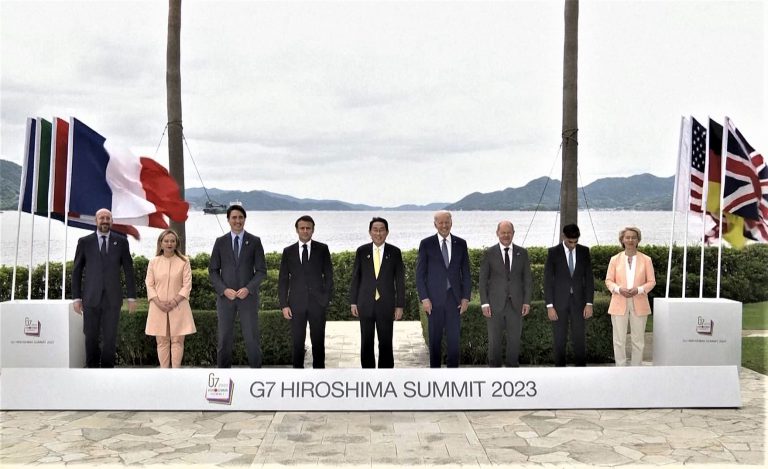 七國集團峰會在日本廣島舉行，七國領袖與歐盟代表拍攝大合照。