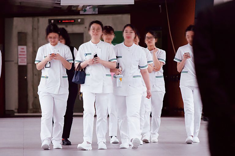 周小松認為，長遠要改善護士工作環境、提高護士薪酬待遇、減輕護士工作量。