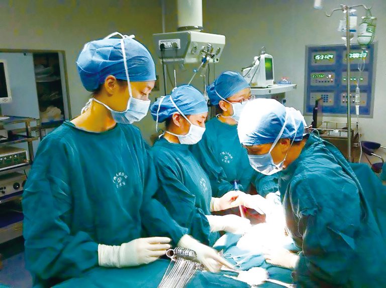 佳佳（左）曾在廣西壯族自治區人民醫院擔任手術室護士工作。
