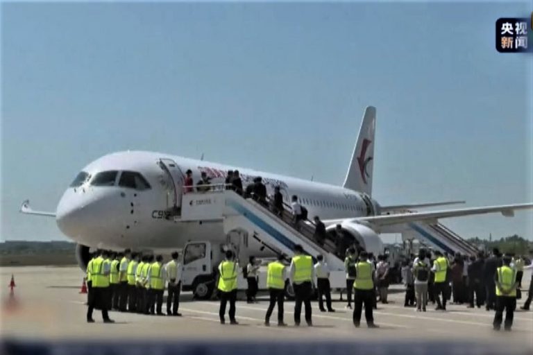 130名乘客在上海虹橋機場登上C919客機，成為首批乘搭國產大型客機的人士。