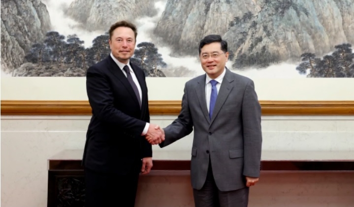 秦剛(右)在北京會見馬斯克(左)。(外交部網頁圖片) 