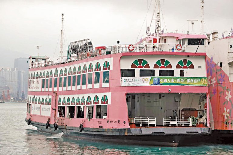 「洋紫荊維港遊」觀光船餐廳為內地旅行團提供午膳服務。
