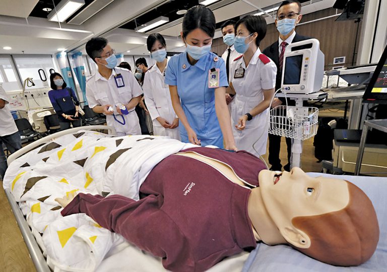 圖為護士學生在模擬病房進行教學。
