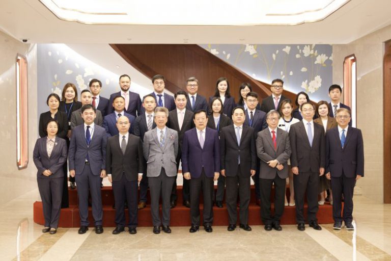 「民主思路」北京交流團一行人更是有幸與國務院港澳事務辦公室主任夏寶龍會面。