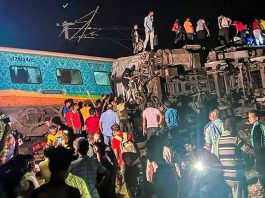 印度載客列車高速出軌　最少釀288死逾850人受傷