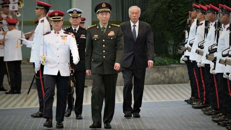 李尚福在出席對話會前，正式訪問了新加坡，並獲安排檢閱軍方儀仗隊。