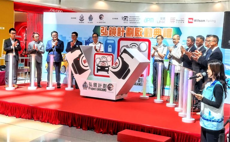 警方東九龍總區刑事部推出「弘鏡計劃」，鼓勵車主安裝24小時行車紀錄儀，並成為計劃下的登記車主。