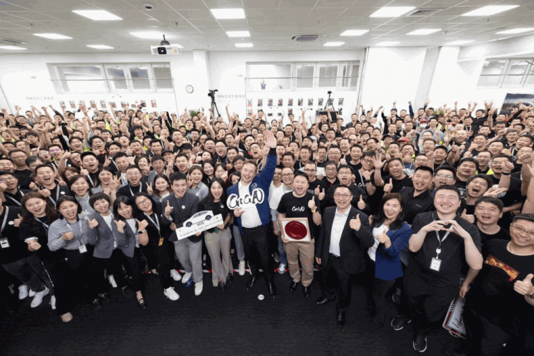 Tesla全球副總裁陶琳微博發佈馬斯克和員工的大合影，地點是Tesla上海超級工廠。 (網絡圖片)