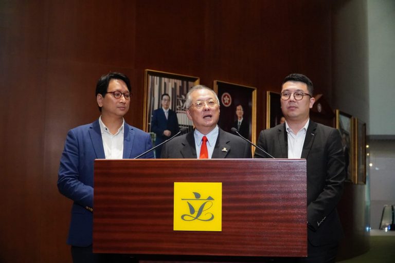 鄧家彪（左起）、張宇人、劉國勳在《2023年香港中文大學（修訂）條例草案》完成首讀前會見傳媒。（燊亮攝）
