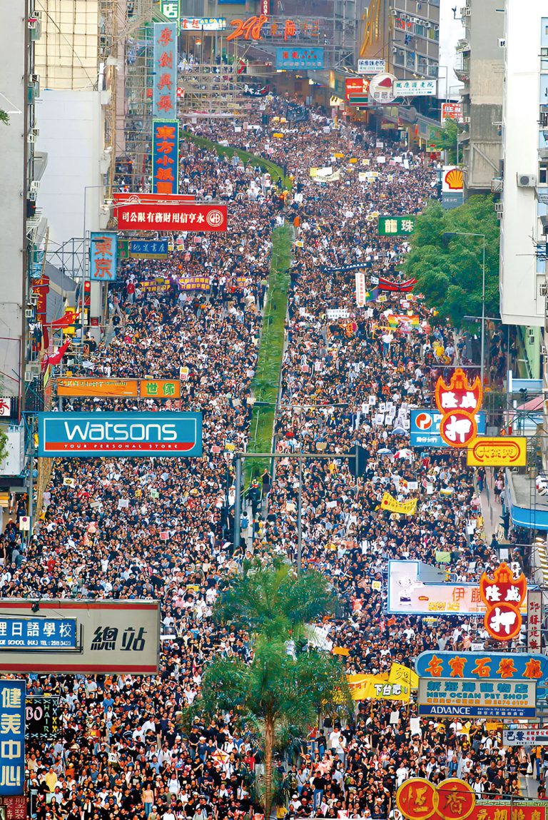 2003年50萬人上街遊行，反對廿三條立法。