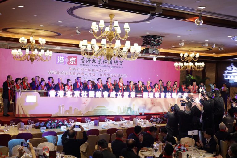 香港北京社團成立嘉賓進行按燈儀式。（黃冠華攝)