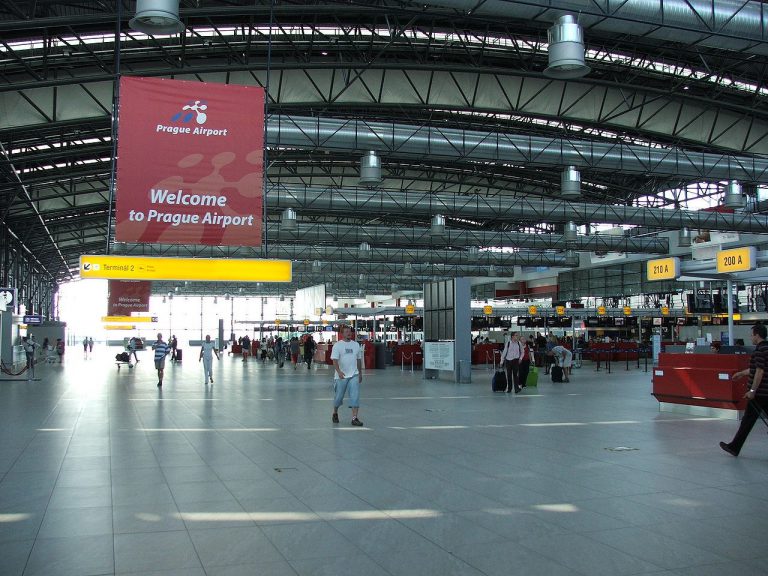 捷克宣布開放持台灣護照並搭乘直航班機的旅客，使用布拉格機場自動查驗通關系統(E-Gate)。 (網絡圖片)