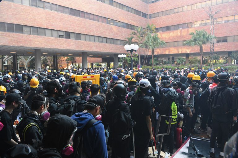 2019年，理大校園被示威者佔據，並與警方僵持多天。
