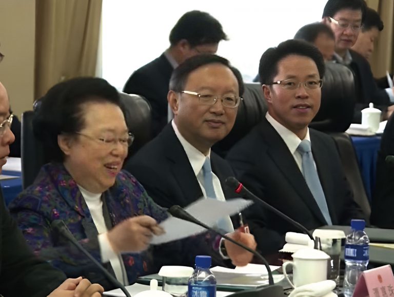 譚惠珠（左一）常到北京出席會議。旁為楊潔篪（中）及張曉明。