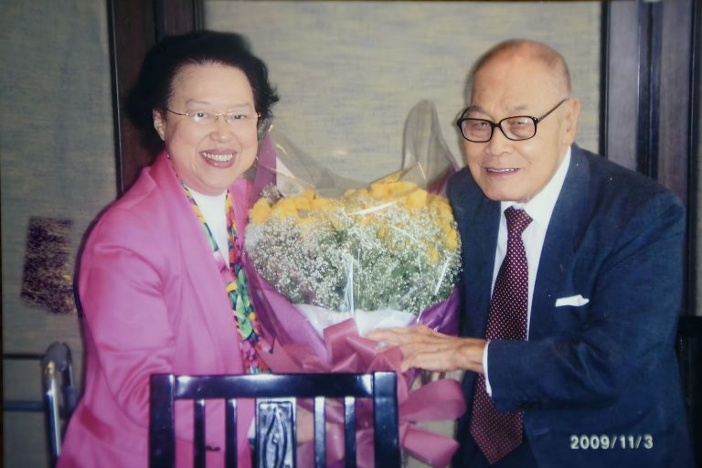 譚惠珠指已故鍾士元是她的好朋友。每年鍾士元生日，譚惠珠都給他送上黃免玫瑰。