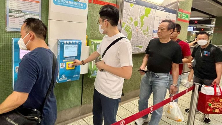 有市民一早就到地鐵站拍八達通卡，領取第二期消費劵。
