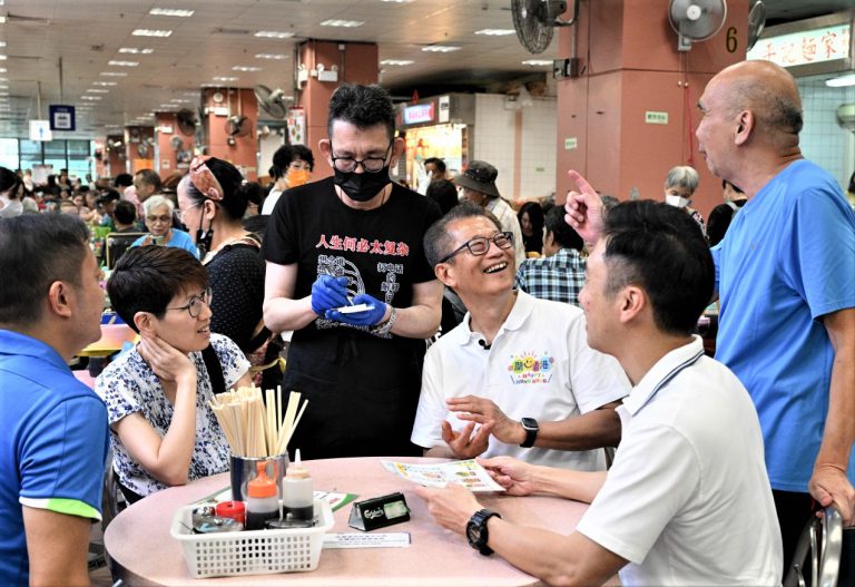 陳茂波早上到新界一間餐廳食早餐，呼籲市民齊齊消費。