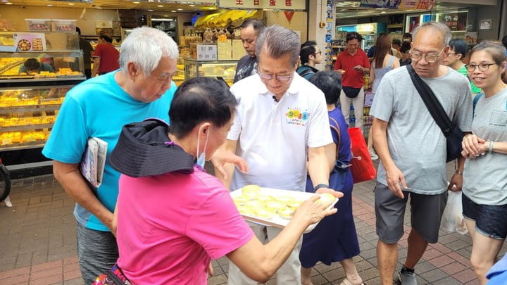 陳茂波到大埔廣福里一間餅店，用消費券買蛋撻，請市民享用，前後共花費約1100元。