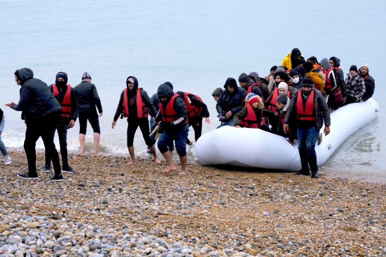 目前有超過5萬名坐船橫越英倫海峽、正尋求庇護的非法移民。
