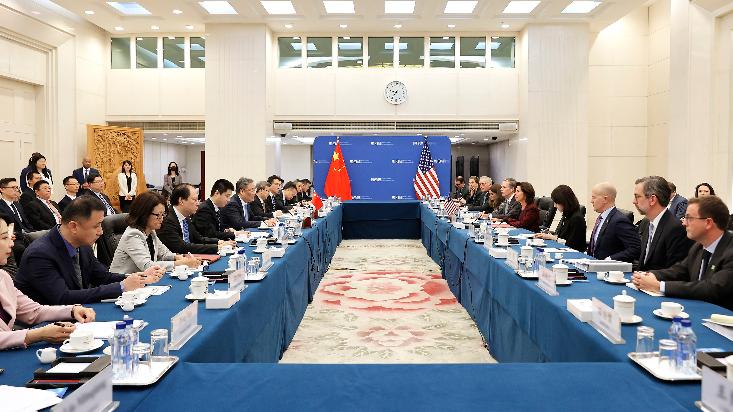 中國商務部部長王文濤與美國商務部長雷蒙多舉行會談。